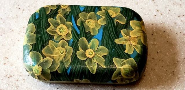 Daffodil tin